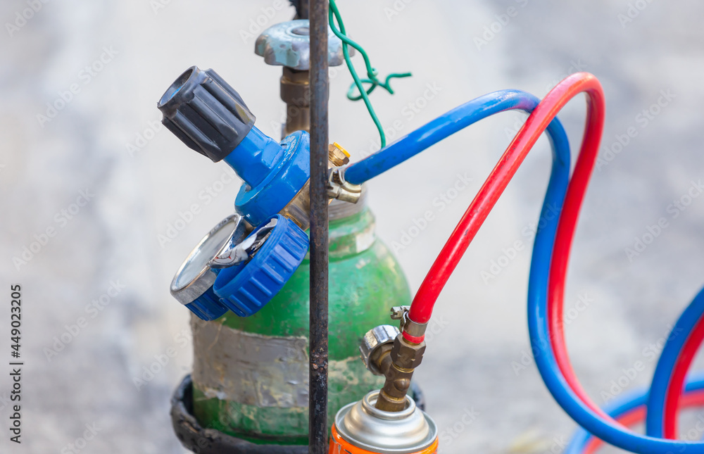 Fuel gases and oxygen tank with pressure gauge to weld or cut metals