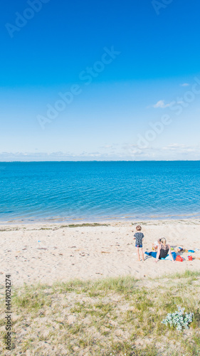 Vászonkép Famille en borde de la plage de la Phibie sur l'Île d'Oléron en France
