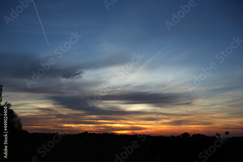 Farbenfroher sonnenuntergang an der Ostsee im Herbst