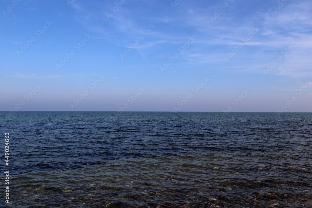 Ostsee bei ruhigen und schönem Wetter im Herbst mit blauen Himmel