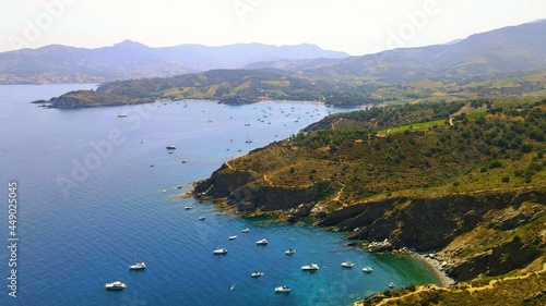 Fotografie Anse des Paulilles, beauté naturelle de la côte Catalane💚☀️ 
Vue aérienne du site classé des Paulilles, ancienne usine de dynamite créée en 1870