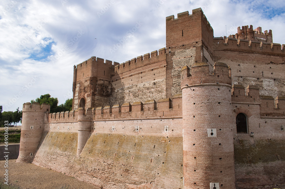 Foso y murallas almenadas del castillo medieval de La Mota en Medina del Campo, España