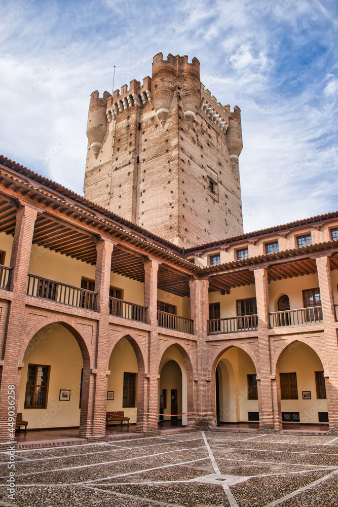 Patio de armas y torre del homenaje del castillo medieval de La Mota en Medina del Campo, España