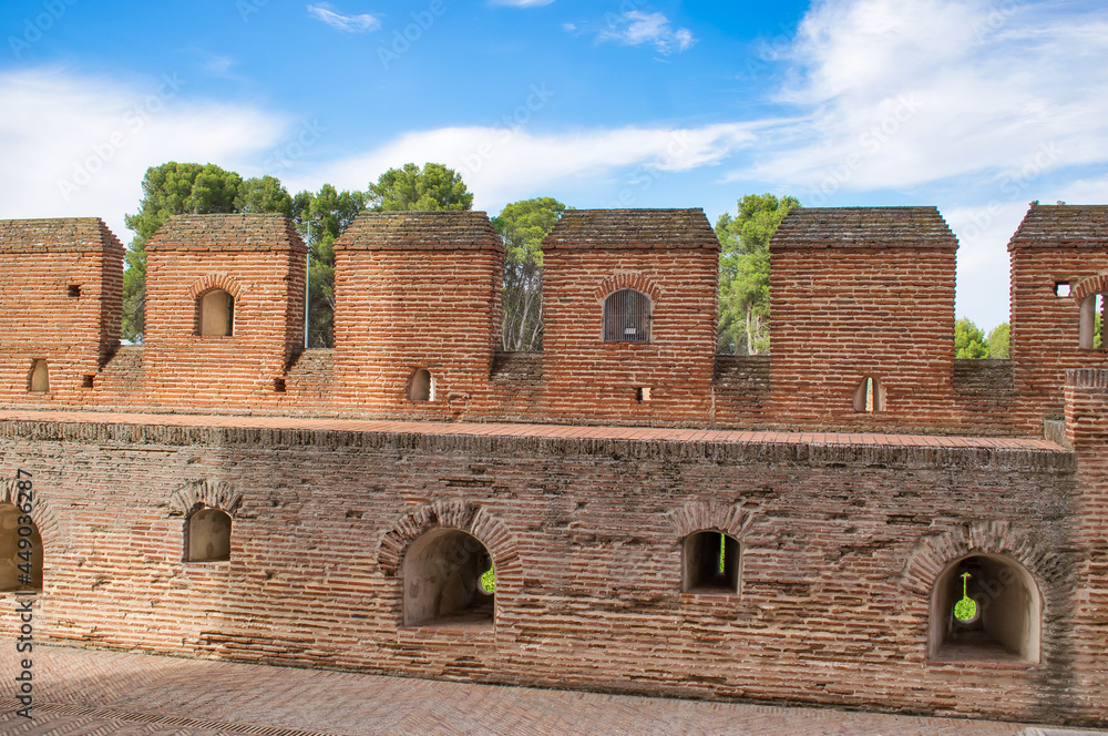 Primer plano muralla almenada construida con ladrillo en el interior del castillo medieval de La Mota en Medina del Campo, España