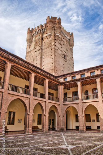 Patio de armas y torre del homenaje del castillo medieval de La Mota en Medina del Campo, España