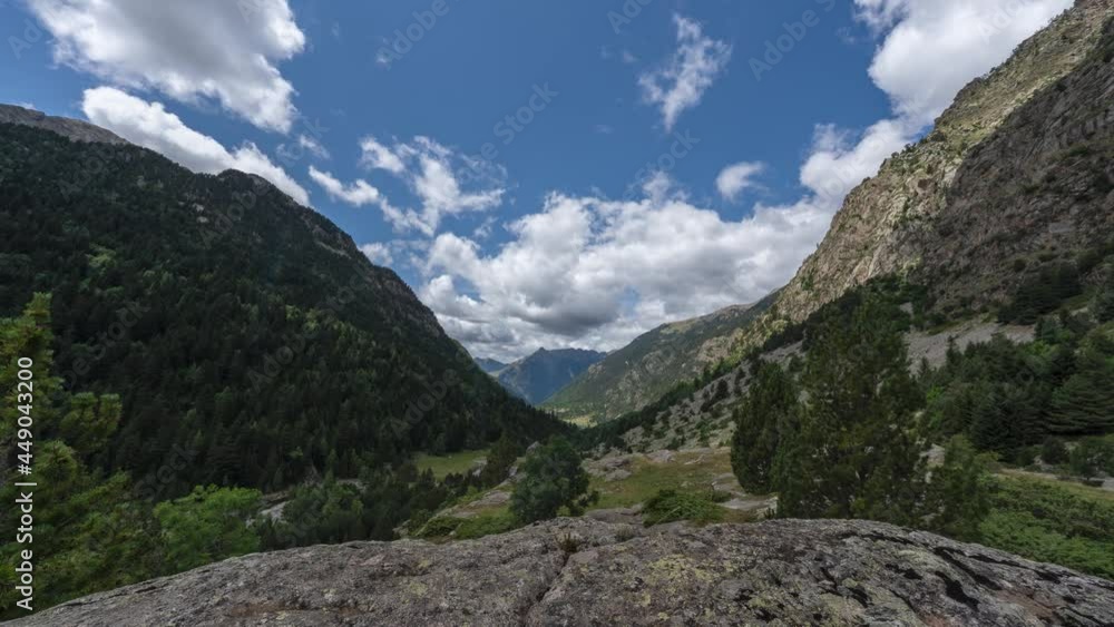 timelapses de nubes pasando entre un valle situado entre dos montañas timelapses de nubes pasando entre un valle situado entre dos montañas