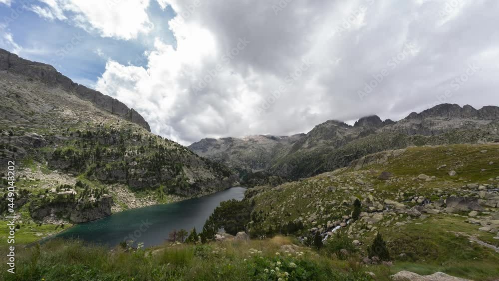 timelapse de nubes pasando por encima de un lago en las montañas timelapse de nubes pasando por encima de un lago en las montañas