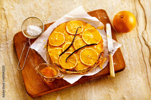 Bolo de laranja com favo de baunilha e calda de mel sobre fundo de mármore