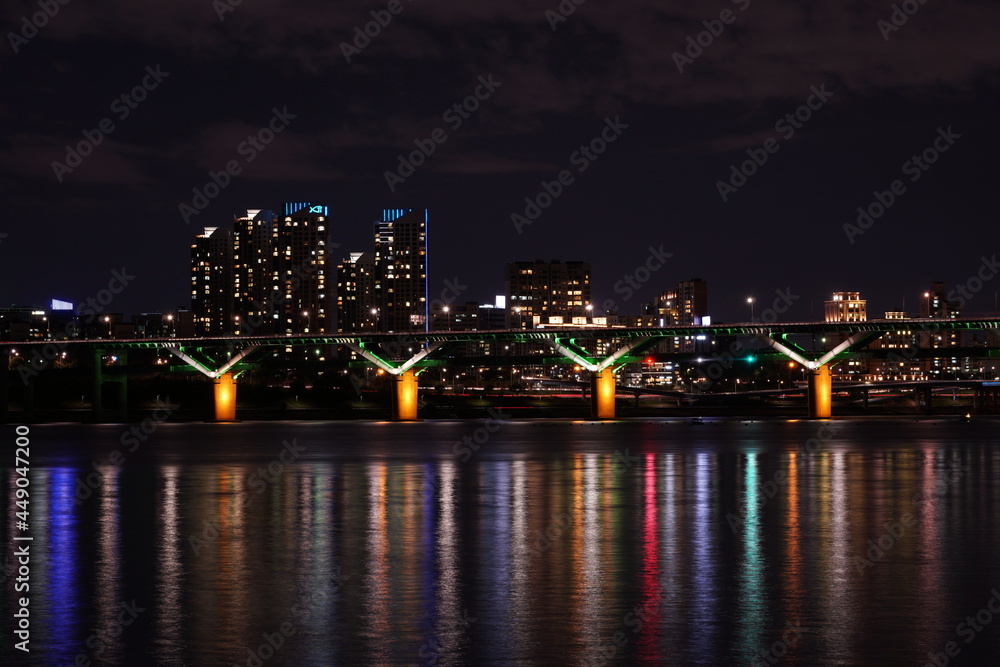 Naklejka premium 한국 밤, 한강의 대교의 모습