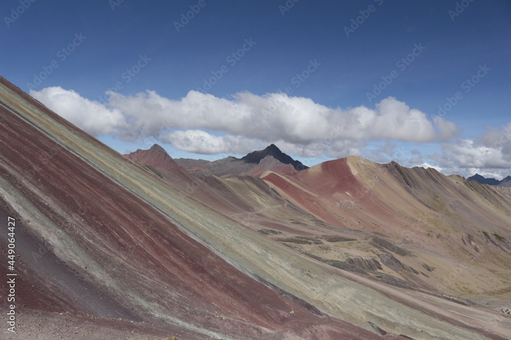 Naklejka premium Montaña de colores