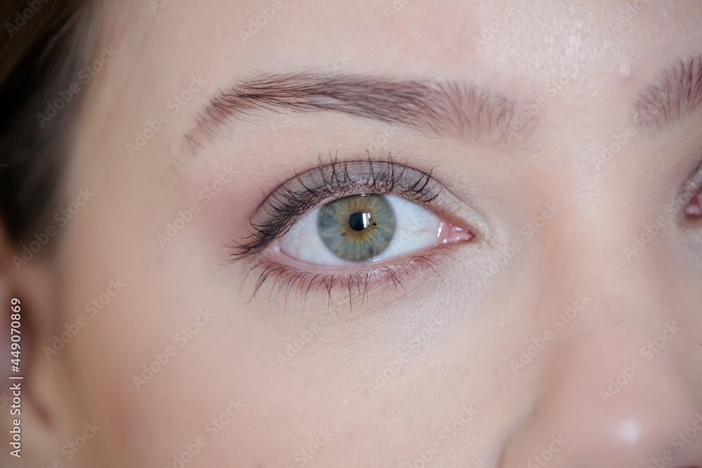 Obraz premium Linda mulher com maquiagem e batom sobre olhar lindo exuberante.