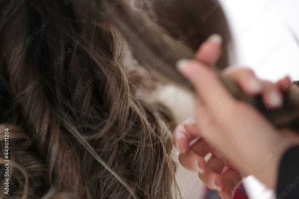 Linda mulher com maquiagem e batom sobre olhar lindo exuberante. Linda mulher com maquiagem e batom sobre olhar lindo exuberante.