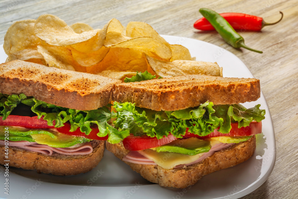 Sandwich tostado con papas fritas Sandwich tostado con papas fritas