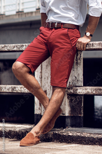 Moda męska, krótkie spodnie czerwone, bordowe, zdjęcie baner na reklamę.