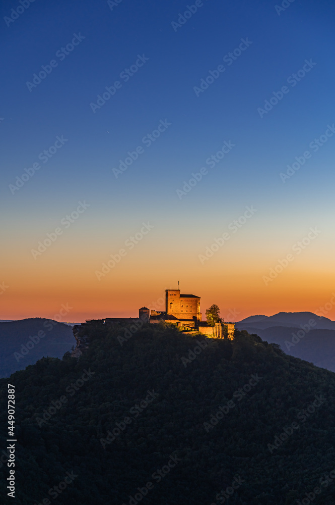 Fototapeta premium Burg Trifels zur Blauen Stunde