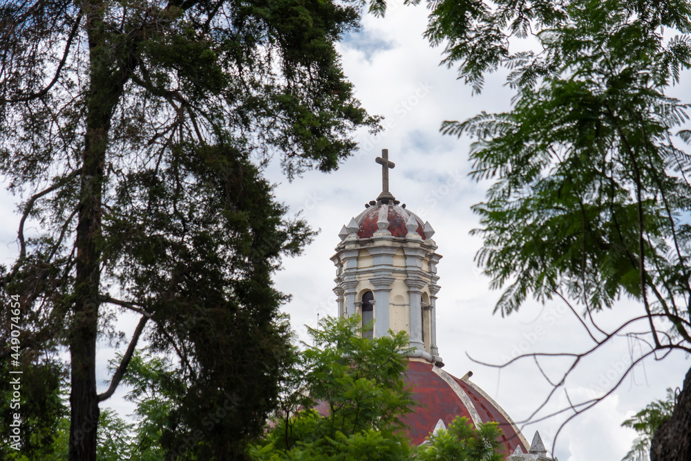 Cúpula de iglesia con una cruz y las nubes y cielo azul al fondo Cúpula de iglesia con una cruz y las nubes y cielo azul al fondo