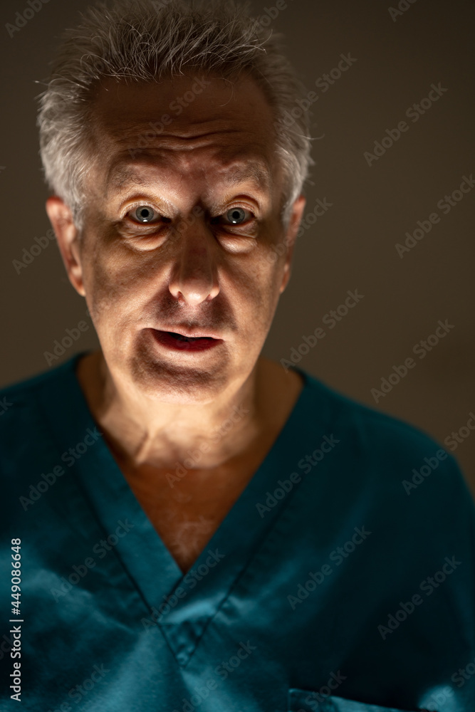 Obraz premium Photo of an old nurse with blank expression