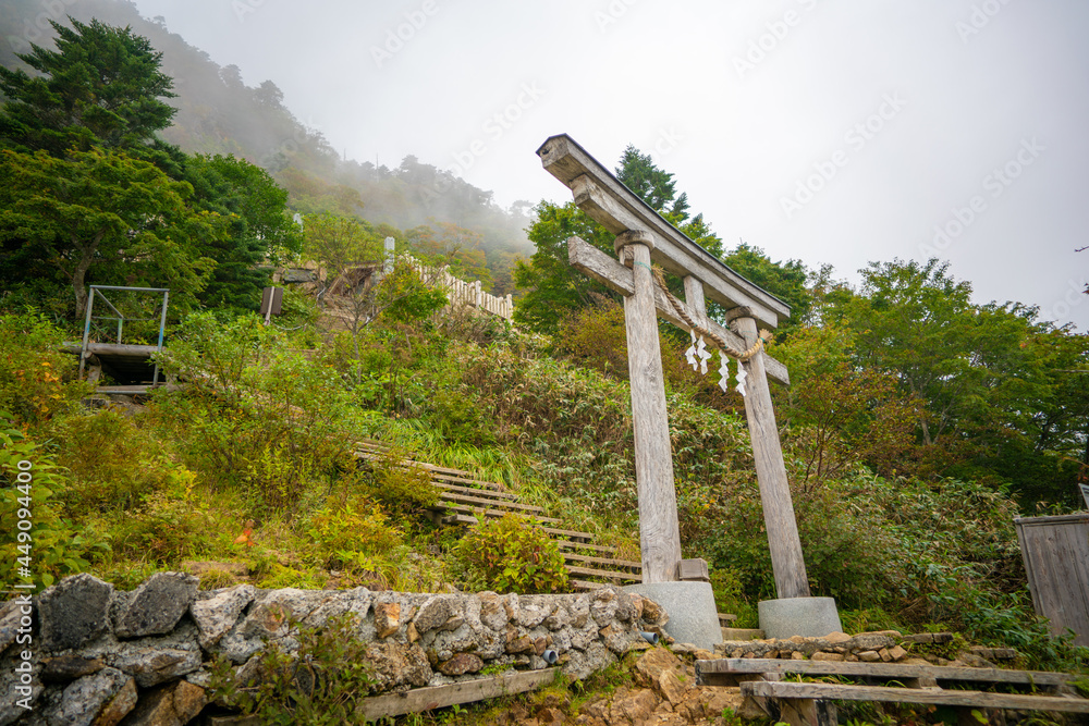 愛媛県西条市にある石槌山を紅葉の季節に登山する風景 A view of climbing Mount Ishizuchi in Saijo City, Ehime Prefecture, during the season of autumn leaves. 愛媛県西条市にある石槌山を紅葉の季節に登山する風景 A view of climbing Mount Ishizuchi in Saijo City, Ehime Prefecture, during the season of autumn leaves.