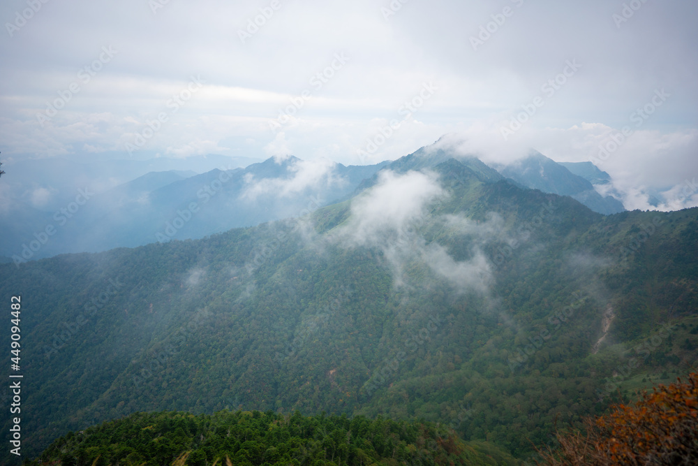 愛媛県西条市にある石槌山を紅葉の季節に登山する風景 A view of climbing Mount Ishizuchi in Saijo City, Ehime Prefecture, during the season of autumn leaves. 愛媛県西条市にある石槌山を紅葉の季節に登山する風景 A view of climbing Mount Ishizuchi in Saijo City, Ehime Prefecture, during the season of autumn leaves.