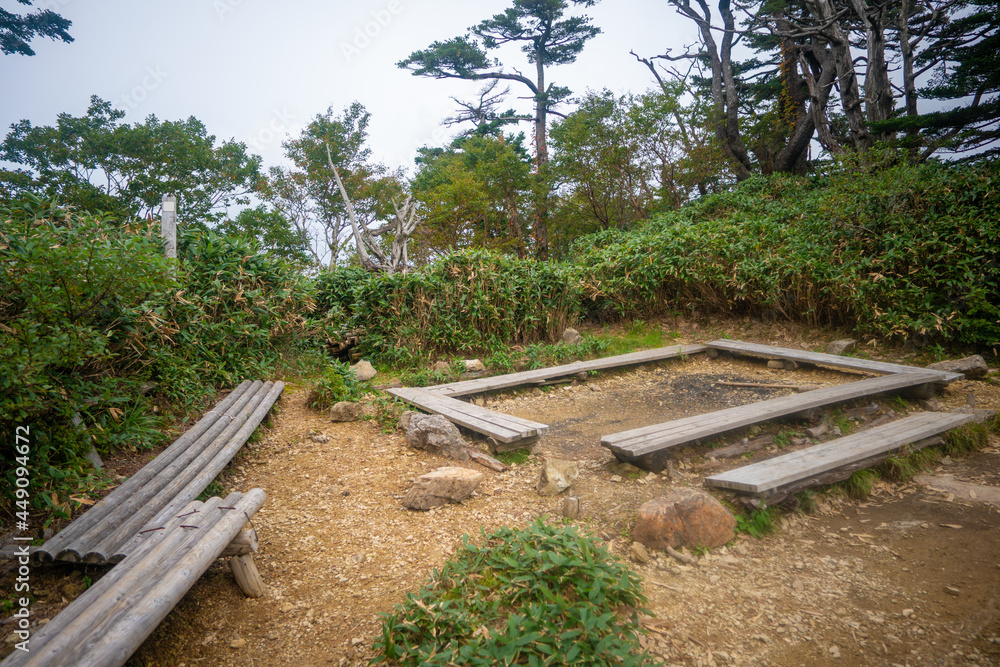 愛媛県西条市にある石槌山を紅葉の季節に登山する風景 A view of climbing Mount Ishizuchi in Saijo City, Ehime Prefecture, during the season of autumn leaves. 愛媛県西条市にある石槌山を紅葉の季節に登山する風景 A view of climbing Mount Ishizuchi in Saijo City, Ehime Prefecture, during the season of autumn leaves.
