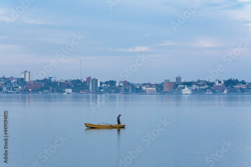 Obraz na plátně Paisaje hora azul hombre pescando