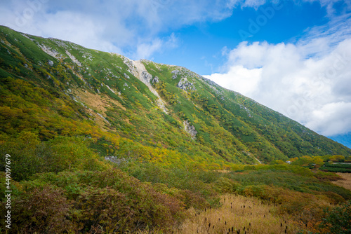 長野県上松町、木曽町、宮田村の木曽駒ヶ岳や千畳敷カールを登山している風景 Scenery of climbing Kiso Komagatake and Senjojiki Cirque in Uematsu Town, Kiso Town and Miyata Village, Nagano Prefecture. photo