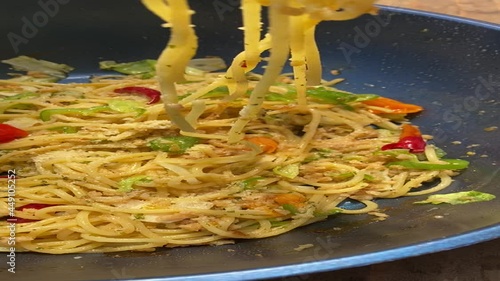 粉チーズたっぷりのペペロンチーノを頂きます。主観視点 Food POV。フライパンのままパスタを食べます。