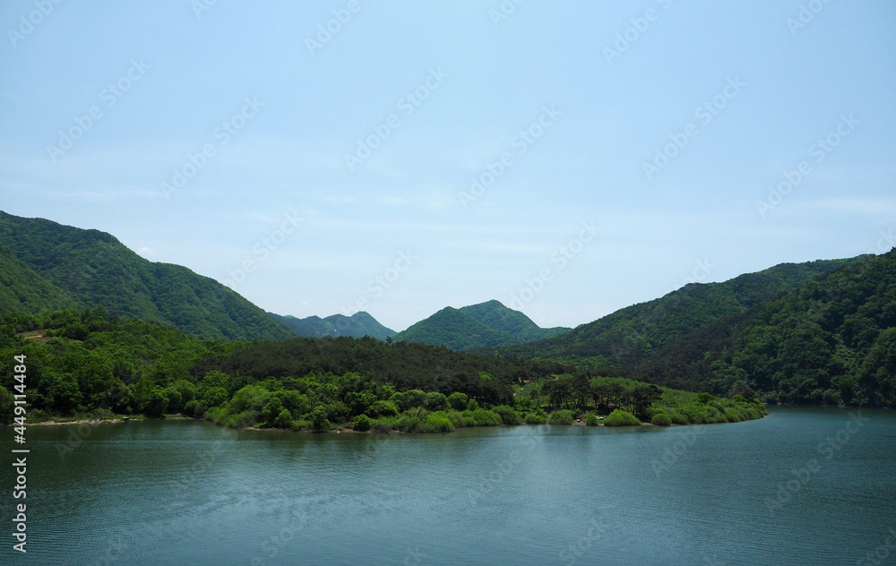 한국의 호수와 산 풍경 

