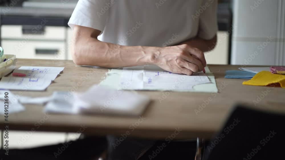 布に印をつける男性 布に印をつける男性