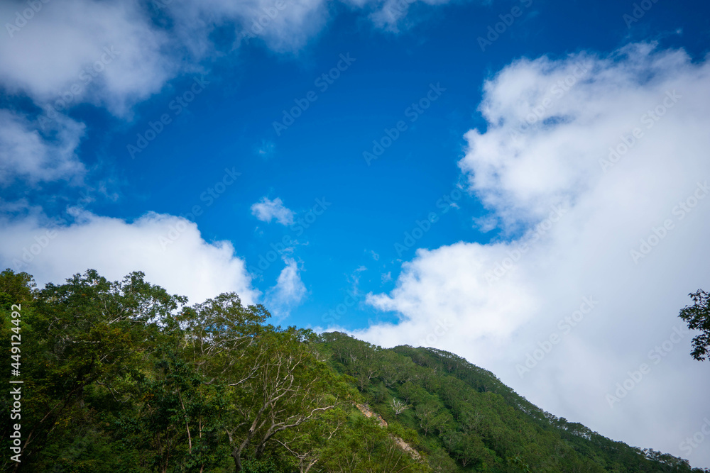 新潟県糸魚川市、妙高市にある火打山、妙高山の登山をしている風景 Scenery of climbing Mount Hiuchi and Mount Myoko in Itoigawa and Myoko City, Niigata Prefecture.