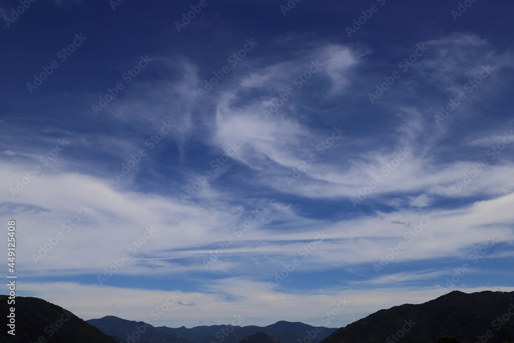 青空に浮かぶ雲の風景