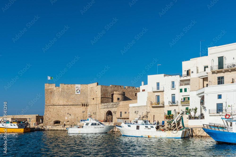 Strolling along the streets of Monopoli. Boats and places of magic