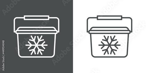 Bolsa de refrigerador. Bolsa para congelador portátil. Refrigerador de mano. Icono con lineas en fondo gris y fondo blanco