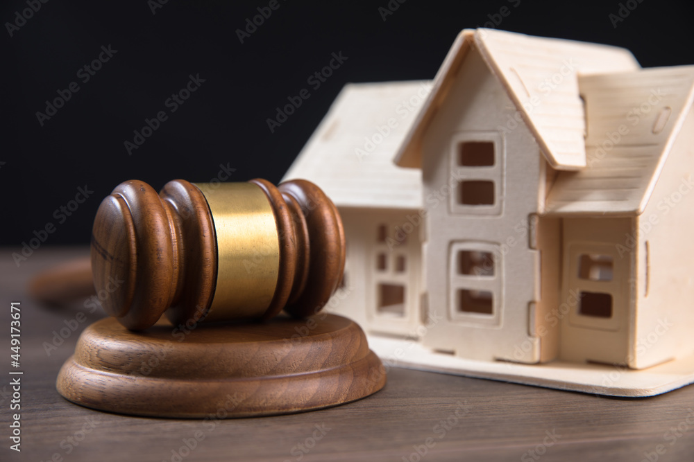 judge gavel with house model