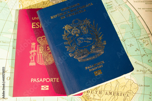 Pasaportes venezolano y español. Doble nacionalidad, para viajar, documento de viaje necesario.  photo