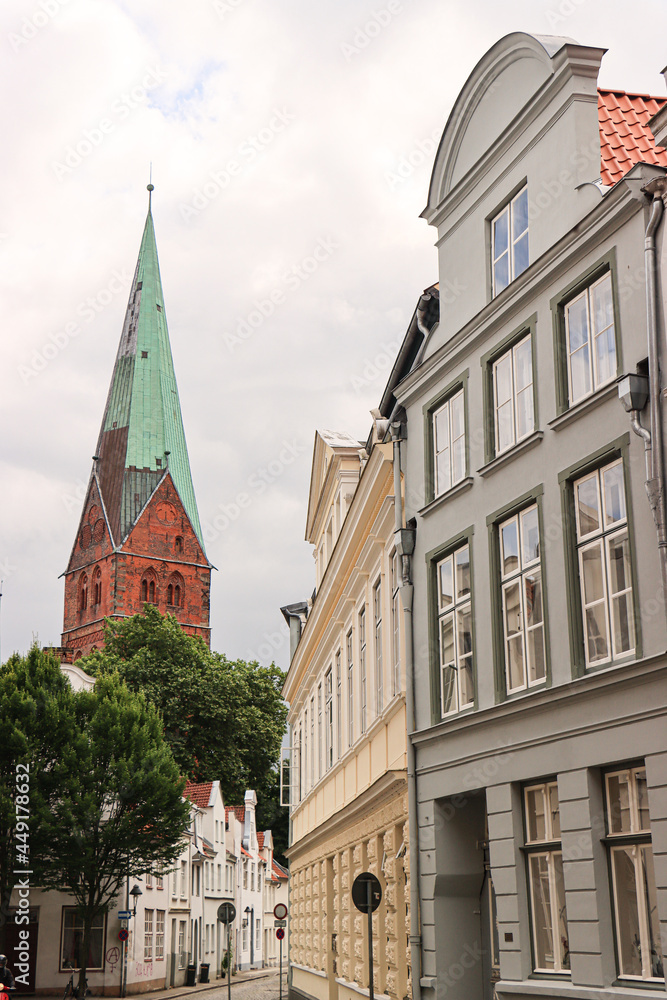 Obraz premium Blickwinkel in der Lübecker Altstadt; Aegidienstraße und St. Aegidien