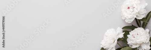 Foto Fresh white peony flowers on light gray table background