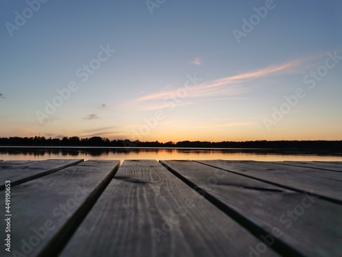 Zachód słońca nad jeziorem