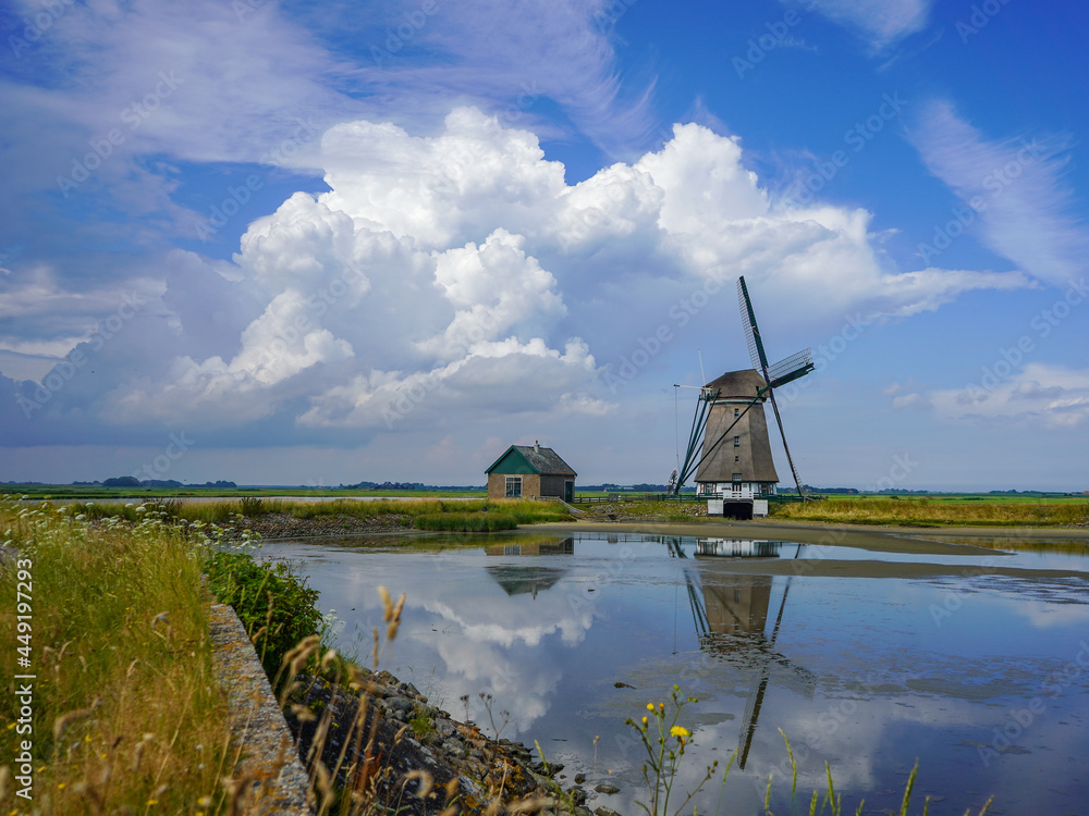 De Molen van het Noorden (Texel) met mooie wolkenformaties