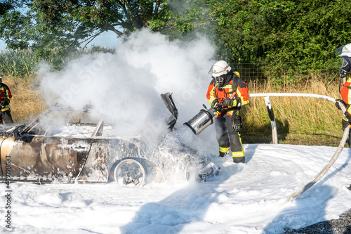 Feuerwehr löscht Fahrzeugbrand mit Schaum