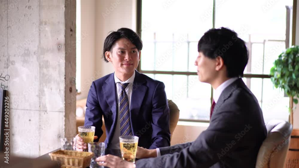 カフェで打ち合わせをする2人のビジネスマン