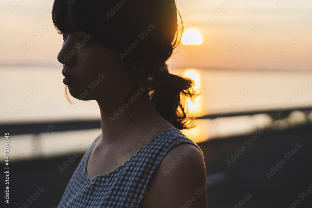 夕暮れの海にいる女性 夕暮れの海にいる女性