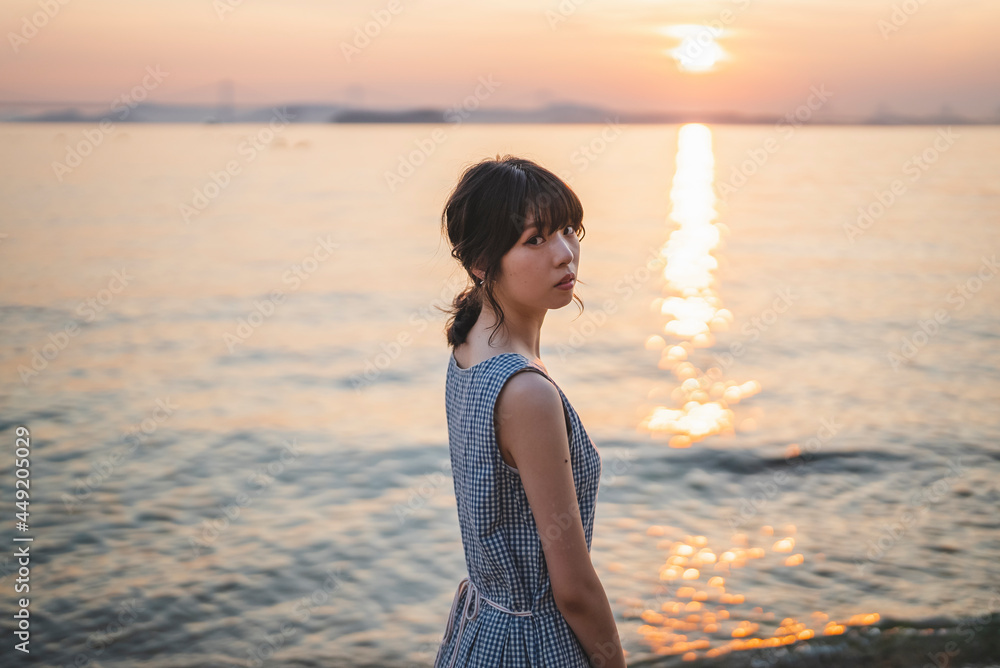 夕暮れの海にいる女性 夕暮れの海にいる女性