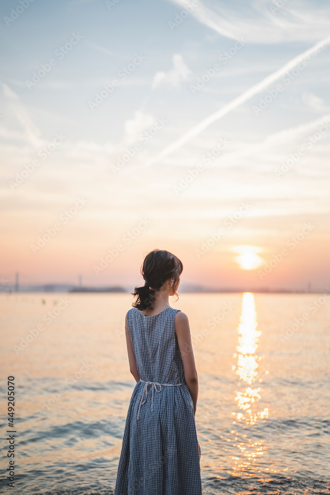 夕暮れの海にいる女性 夕暮れの海にいる女性