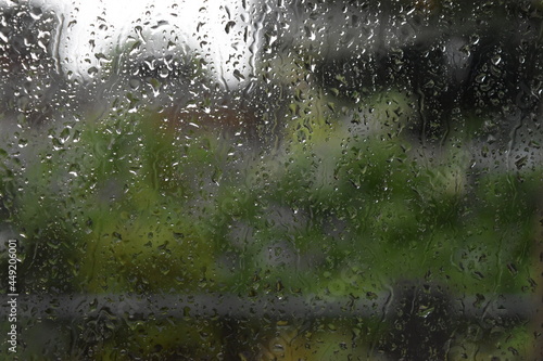 雨に濡れる窓