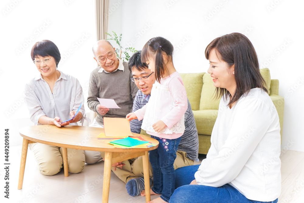 折り紙で遊ぶ子供と家族