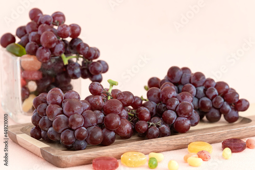 Obraz na płótnie Ripe candy snaps grape fruit put in pink steel basket.pink background. w salonie
