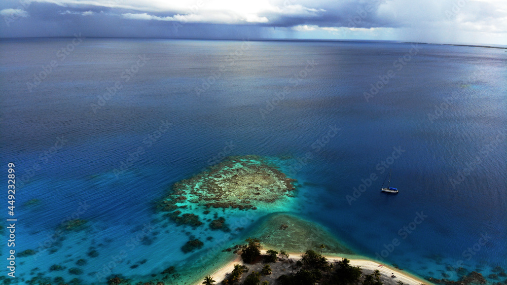 Tuamotu von Innen mit einem Segelboot bei der Mittagspause. Pazifik.
Mit einer Drone Aufgenommen.