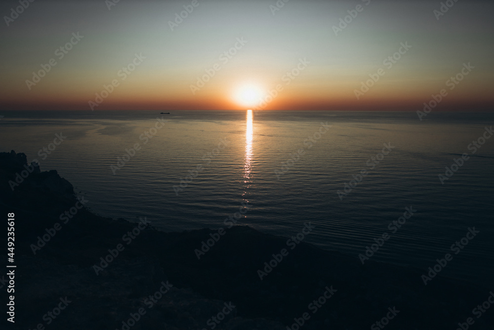 Obraz premium dark orange dimming sunset in the sea
