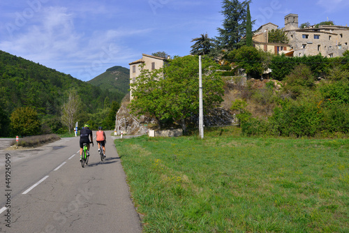 Arrivée en vélos au village de Reilhanette (26570), département de la Drôme en région Auvergne-Rhône-Alpes, France